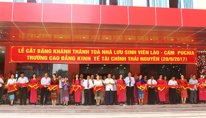 Lễ cắt băng khánh thành toà nhà lưu sinh viên Lào-Campuchia tại trường Cao đẳng kinh tế-Tài chính Thái Nguyên.